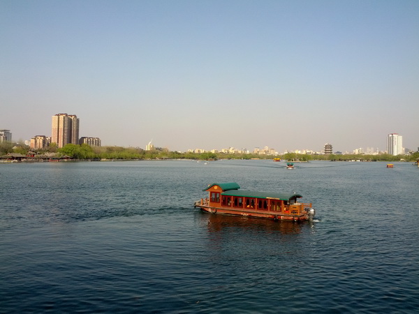 美丽的大明湖:“皇上,你还记得大明湖畔的夏雨荷吗?”