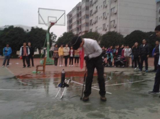 这为同学的发射架很方便,一个人就可以操作。