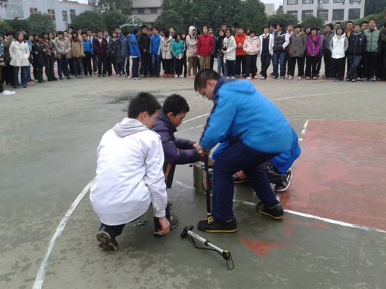 看!这组同学正在准备发射“获奖”