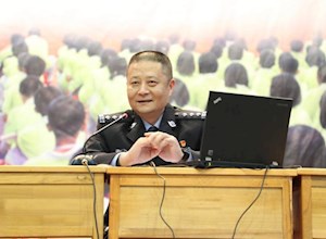 我校举办“达人讲坛——法制进校园讲座” 活动