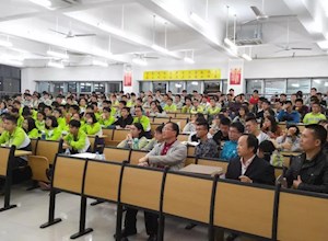 南京大学再次授牌我校最佳生源基地暨黄卫华教授数学学术讲座