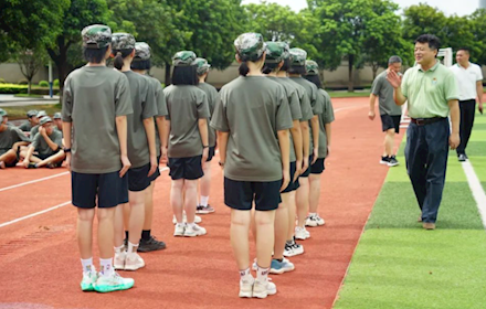 领导关怀送温暖 少年军训志气高 